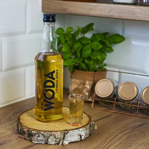 500 ml-es palack kupakkal és Erős Víz felirattal - 5