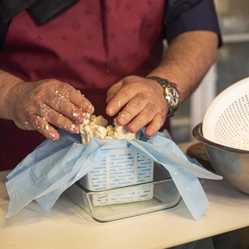 Négyzet alakú sajtkészítő forma 11 x 11 x 8,5 cm, 500 g-hoz - 2