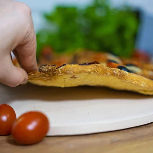 Pizzakő fogantyúval és pizzavágóval, kordieritből, kerek, 33 cm átmérőjű - 15