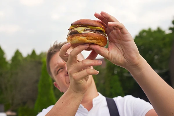 Burger banános ketchuppal, baconnel és whiskys majonézzel