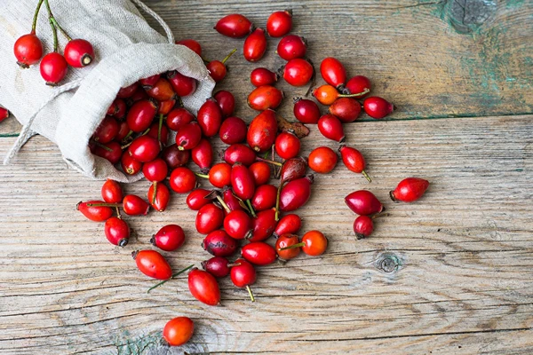 Csipkebogyóból készült bor mézzel