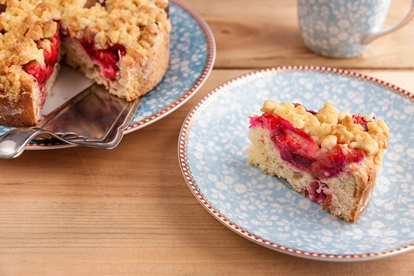 Dagasztás nélküli kelt sütemény eperrel