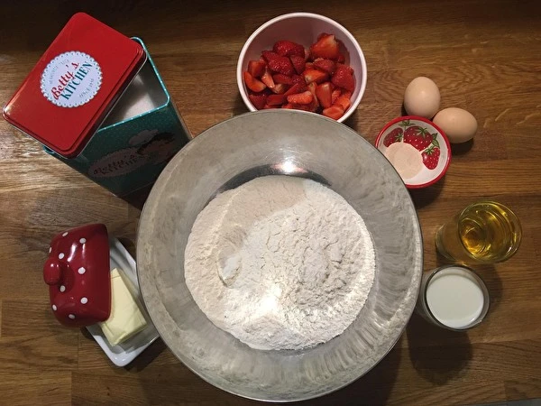 Dagasztás nélküli kelt sütemény eperrel