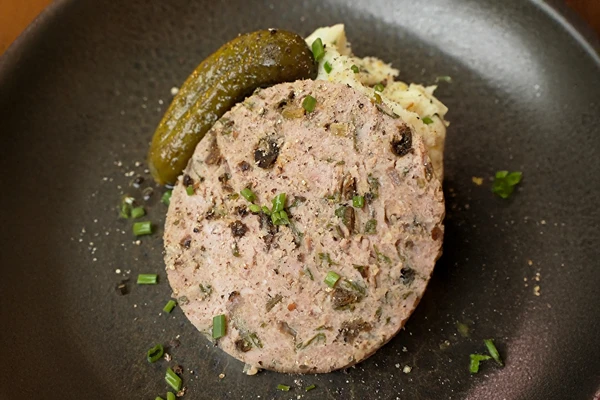 Ebéddoboz sertésvagdalttal