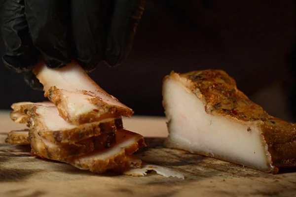 Fűszernövényekkel füstölt szalonna