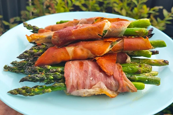 Gázgrillen készült, pármai sonkába tekert zöld spárga