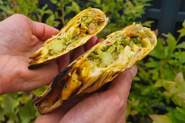 Grillezett tortillák füstölt lazaccal és brokkolival