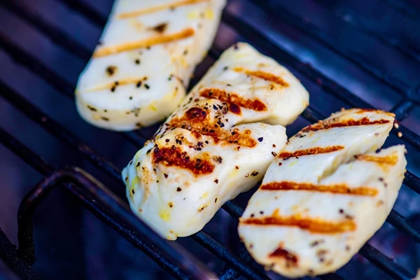 Halloumi típusú sajt – tökéletes grillezéshez