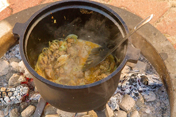 Húsos-zöldséges ragu bográcsból