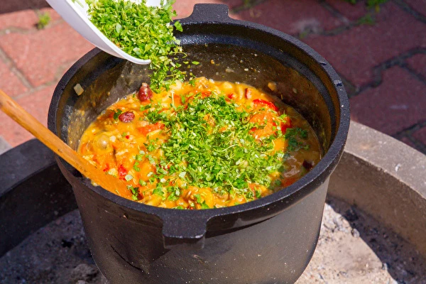 Húsos-zöldséges ragu bográcsból