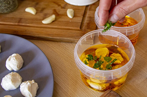 Joghurtgolyók fűszeres olívaolajban