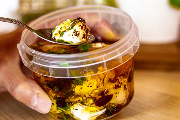 Joghurtgolyók fűszeres olívaolajban