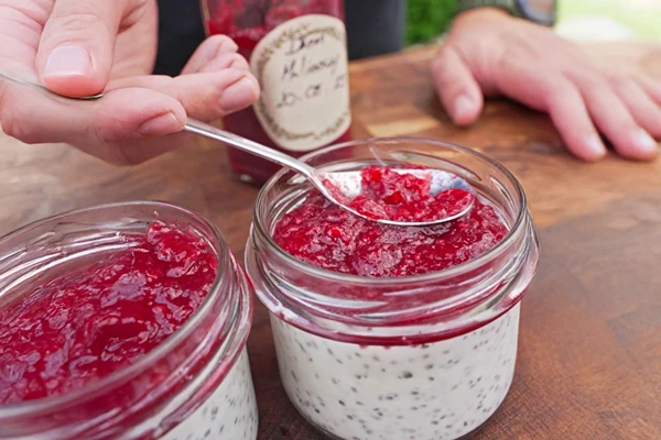 Kókuszos chia puding málnalekvárral