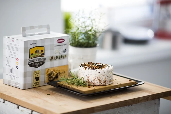 Koryciński jellegű sajt paradicsommal