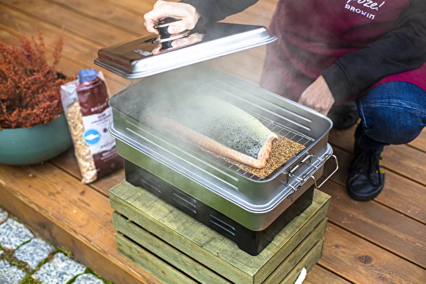 Melegen füstölt lazac