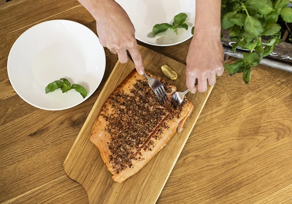 Melegen füstölt lazac