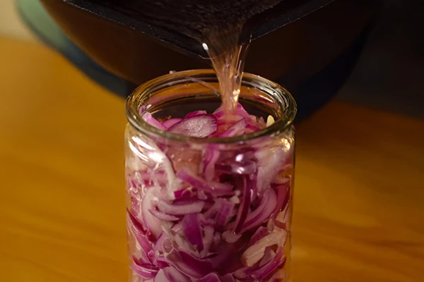 Savanyított lila hagyma