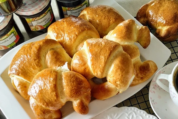 Tönkölyös, élesztős kiflik lekvárral