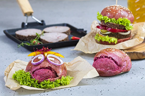 Vörös zsemlék céklával