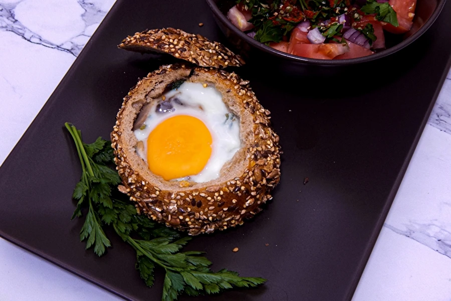 Zsemlében sült tojás